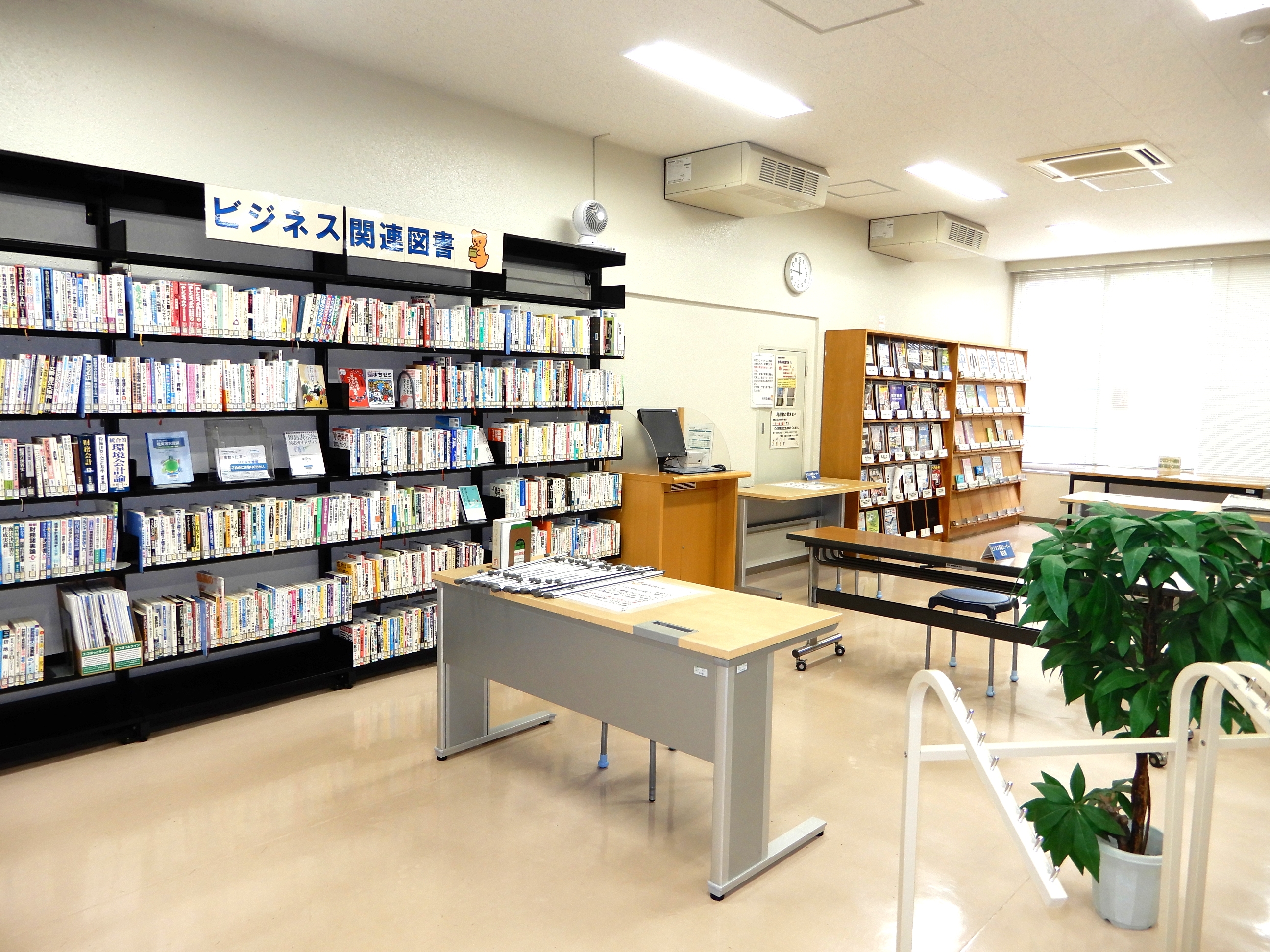 所沢図書館本館　1階ビジネス情報・新聞コーナー