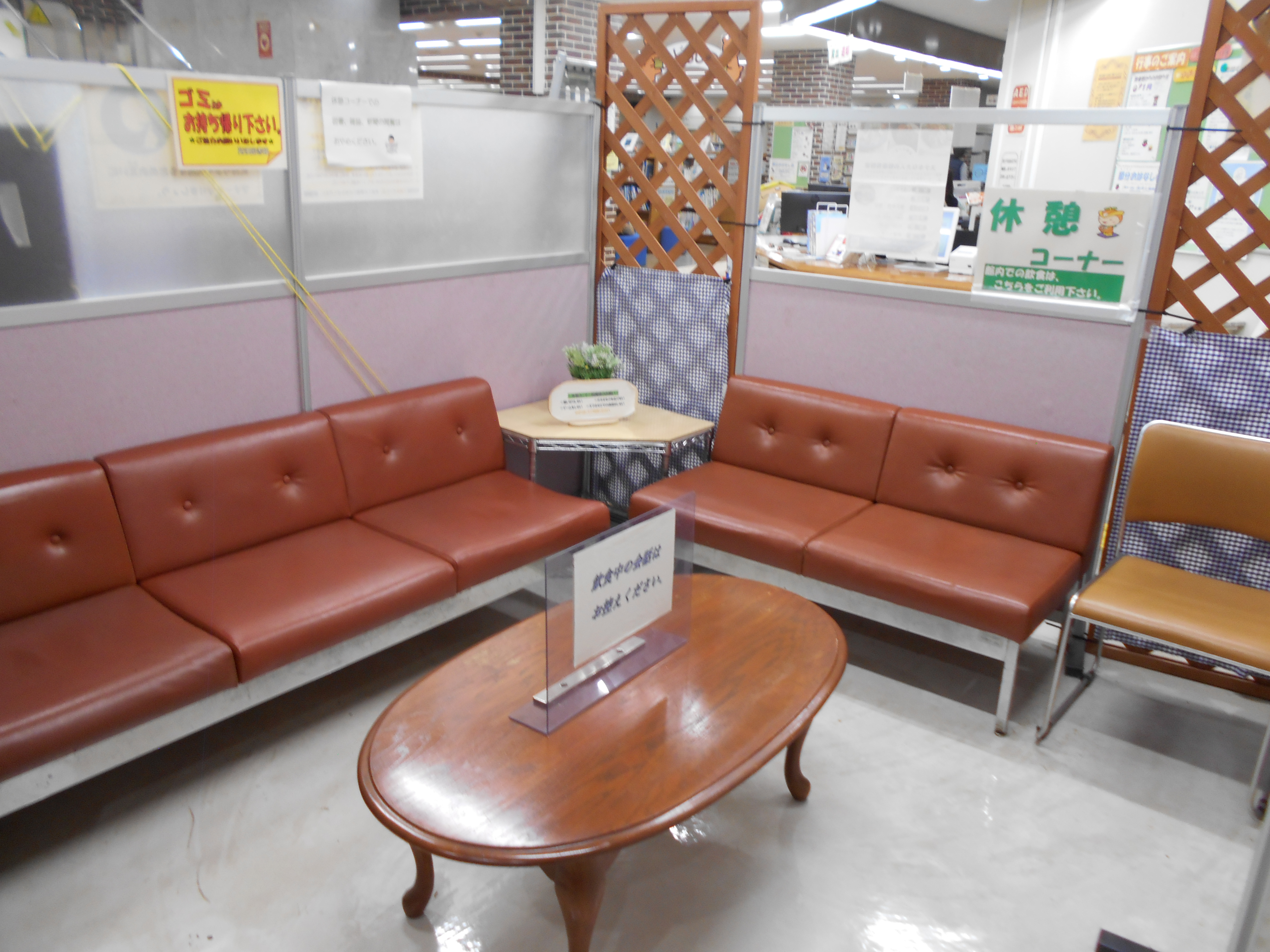 所沢図書館本館　1階休憩コーナー